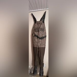 Drake waders size 8, used maybe three times, no holes or rips. Bottomland camo